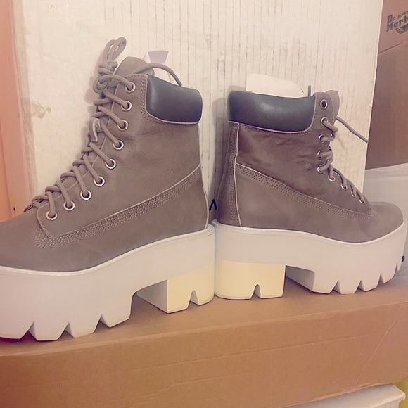 Jeffrey Campbell Nirvana boots - Picture 2 of 3